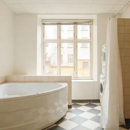 Large & Bright 3br W Whirlpool Near Metro Lejlighed København