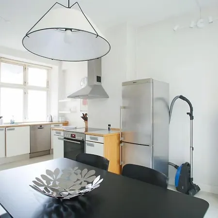 Large & Bright 3br W Whirlpool Near Metro København