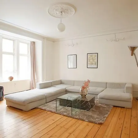 Large & Bright 3br W Whirlpool Near Metro * København