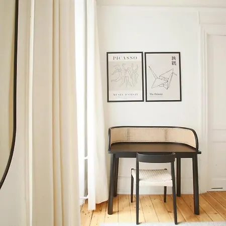 Lejlighed Large & Bright 3br W Whirlpool Near Metro København