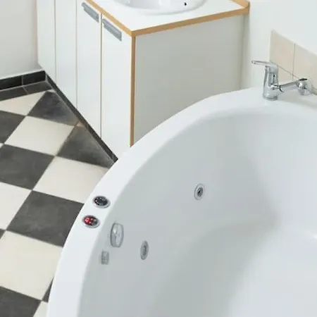Large & Bright 3br W Whirlpool Near Metro Lejlighed *