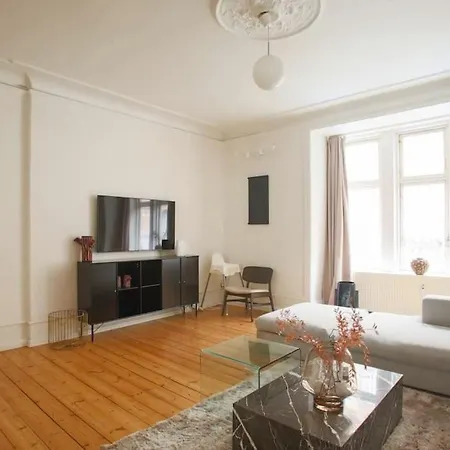 Large & Bright 3br W Whirlpool Near Metro Lejlighed *