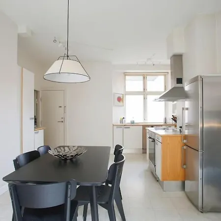 Lejlighed Large & Bright 3br W Whirlpool Near Metro København
