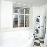 Large & Bright 3br W Whirlpool Near Metro Apartment