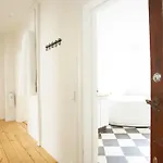 Large & Bright 3br W Whirlpool Near Metro Apartment