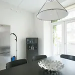 Large & Bright 3br W Whirlpool Near Metro * København