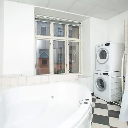 Large & Bright 3br W Whirlpool Near Metro Apartment