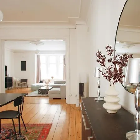 Large & Bright 3br W Whirlpool Near Metro
