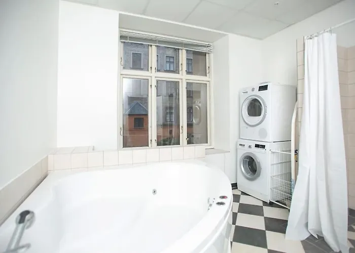 Large & Bright 3br W Whirlpool Near Metro Appartamento