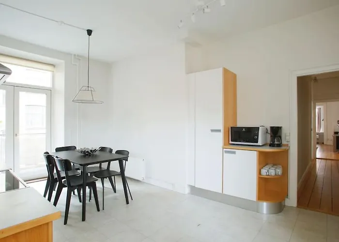Large & Bright 3br W Whirlpool Near Metro