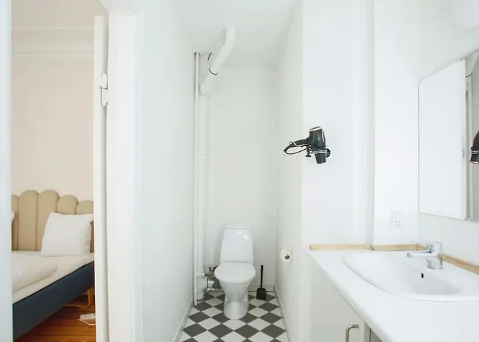 Large & Bright 3br W Whirlpool Near Metro