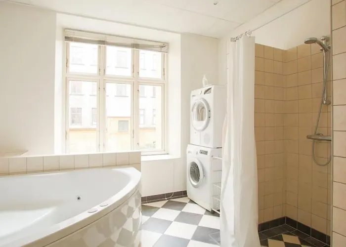 Large & Bright 3br W Whirlpool Near Metro *