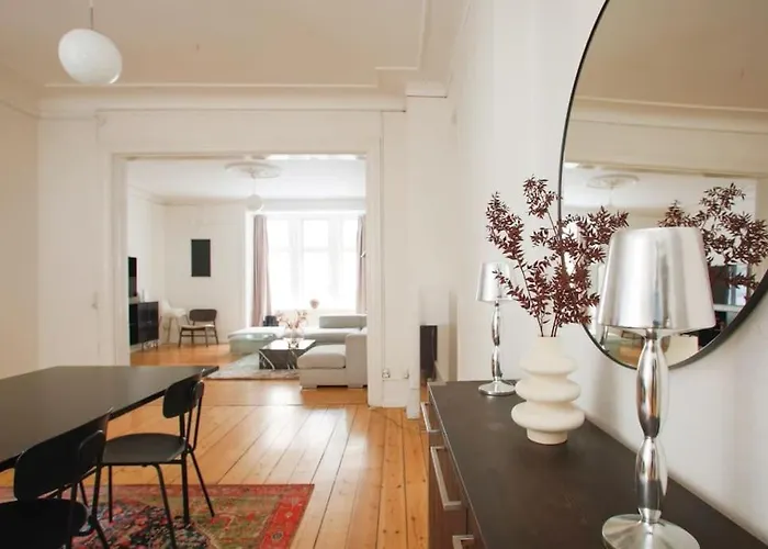 Large & Bright 3br W Whirlpool Near Metro